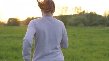 Genç kadının spor doğa güneş doğarken yapması