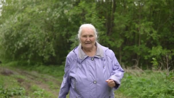 Glad Mogen Kvinna Med Grått Hår Dans Gatan — Stockvideo