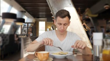 Yakışıklı bir kafede bir makarna yemek