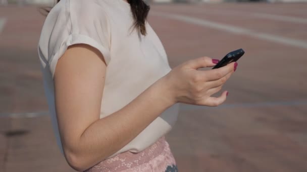 Jovem mulher deixa cair seu telefone enquanto digita — Vídeo de Stock