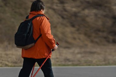 Yetişkin kadın yürüyüşe yürüme, boşaltmak İskandinav devreye girer