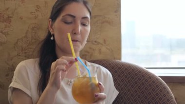 Genç kadın bir kafede içecekler kokteyl içmek