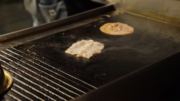 Vaření hovězího a vepřového masa patty hamburger. Maso pečené v kuchyni. — Stock video