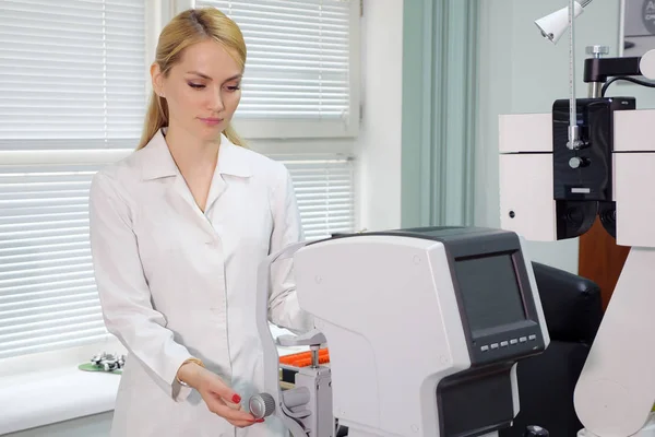 Professionelle Angesehene Augenärztin Bei Der Arbeit — Stockfoto