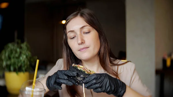 Mujer Comiendo Hamburguesa Pollo Comida Rápida Restaurante —  Fotos de Stock