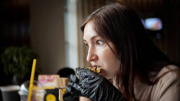 Mujer Bonita Comiendo Hamburguesa Comida Rápida Cafetería Vista Lateral —  Fotos de Stock