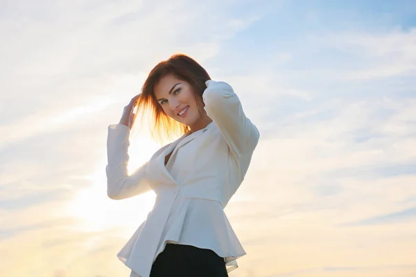 Glücklich junge rothaarige Geschäftsfrau der Himmel Hintergrund — Stockfoto
