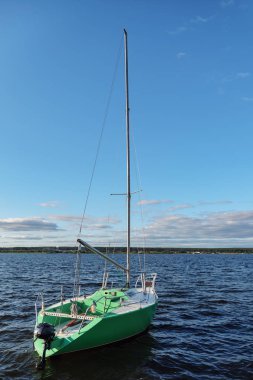 küçük yelkenli gemi yat güneşli bir günde