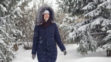 Esmer kadın bir iz bir kış ormanda yürüyorduk