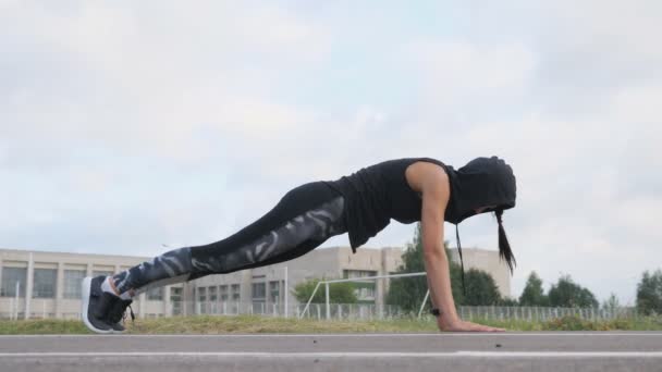 Stadyum üzerinde tahta egzersiz yaparak fitness genç kadın atlet — Stok video