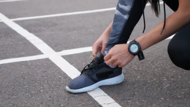 Gros plan de la coureuse lacant ses chaussures — Video