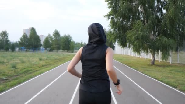 Fit girl běžec běží na stadionu venkovní — Stock video