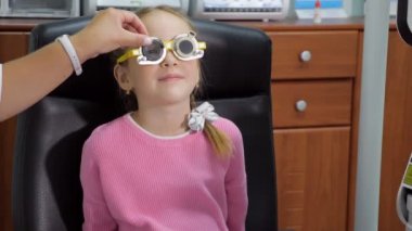 Küçük bir kızın gözleri bir yakın yeni öğretim yılı daha önce test