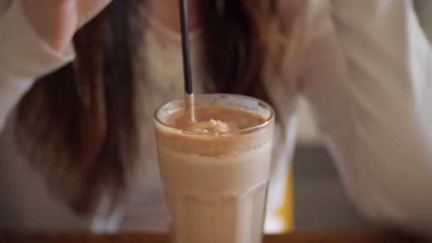 Fille avec tasse de cappuccino au café — Video