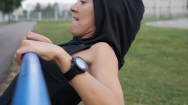 Fitness kadın egzersiz egzersizleri yatay üzerinde yapıyor açık havada bar