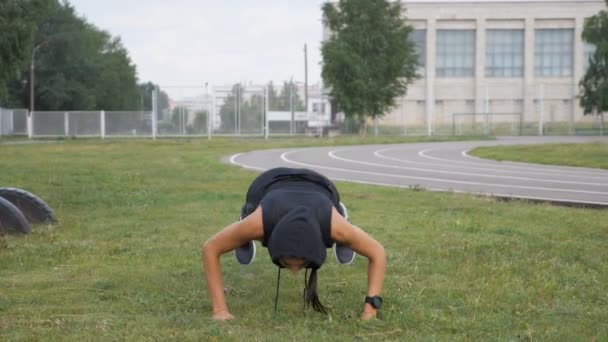 Força feminina treinamento de força ioga cross fit trainer classe líder — Vídeo de Stock