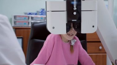 Küçük bir kızın gözleri bir yakın test klinikte