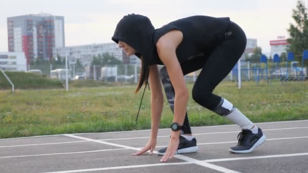 Спортивная бегунья бегает по дороге на стадионе — стоковое видео