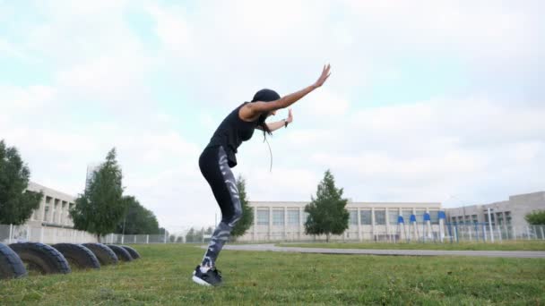 Push up veya basın egzersiz genç kadın ile ups. Stadyumda çim crossfit vücut geliştirme üzerinde çalışma dışarı kız — Stok video