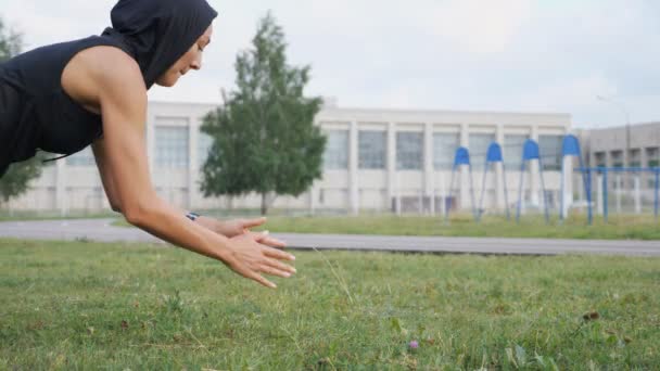 Fitness-Mädchen macht Liegestütze mit Baumwolle im Stadion — Stockvideo