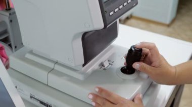 Refraktometre makine ile çalışan kadın doktor eller yukarı kapatın