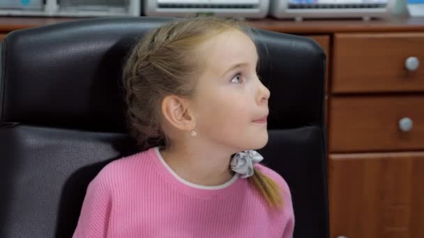 Uma menina feliz um teste de olhos na clínica — Vídeo de Stock