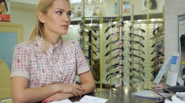 Müşteri ile satıcının göz optik mağaza tartışıyor