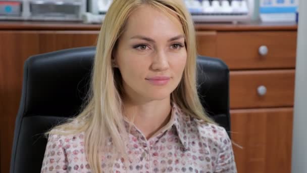 Красивая девушка тест на зрение в клинике — стоковое видео