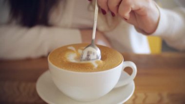 Bir kafede kahve içme güzel kadın