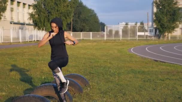 Fitness lekkoatletka młoda kobieta robi ćwiczenia na stadion — Wideo stockowe