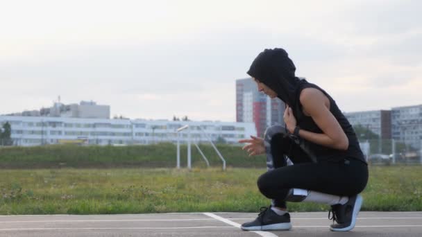 Jeune femme fitness coureuse sur la route au stade — Video