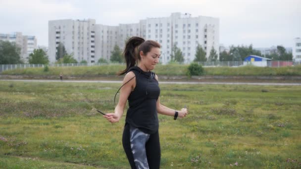 Unga fitness kvinna hoppa rep på stadion — Stockvideo