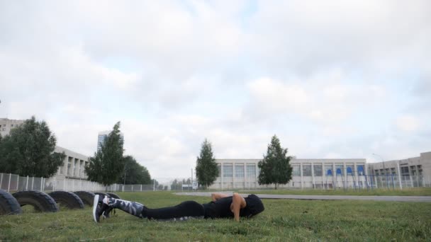 Entraînement de force féminine yoga cross fit entraîneur classe de tête — Video