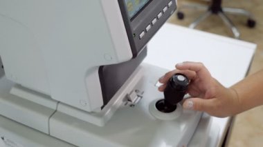 Bir kadın doktor Refraktometre makine ile çalışma yakın çekim
