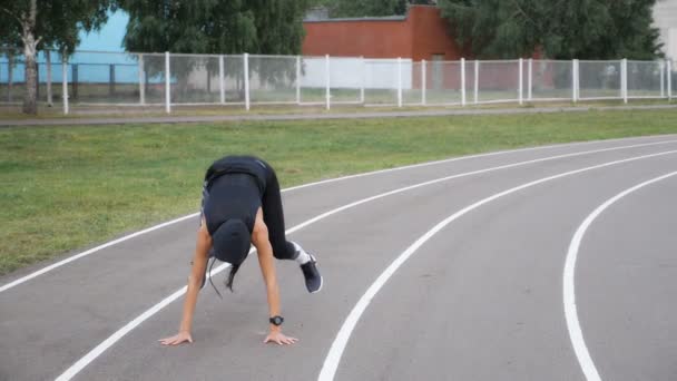 Sportliches Mädchen macht Liegestütze, springt und klatscht im Freien — Stockvideo