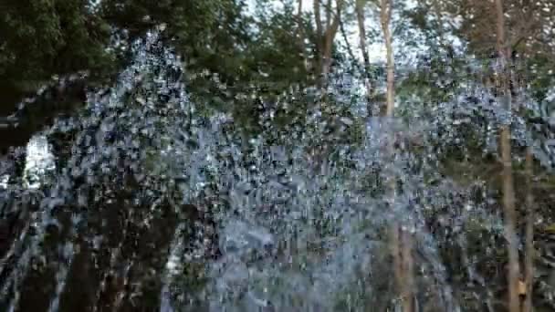 El chorro de agua de una fuente. Salpicadura de agua en la fuente — Vídeo de stock