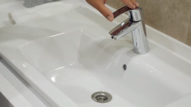 Mens mano aprire il rubinetto in bagno — Video Stock