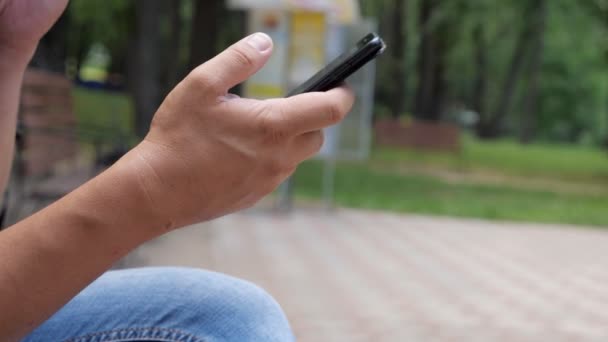 Homem com telefone e cigarro ao ar livre — Vídeo de Stock