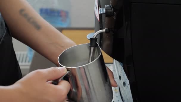 Концепция кафе "Бариста" по приготовлению кофе — стоковое видео