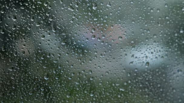 Visão turva do tráfego através de um pára-brisas de carro coberto de chuva para fundo — Vídeo de Stock