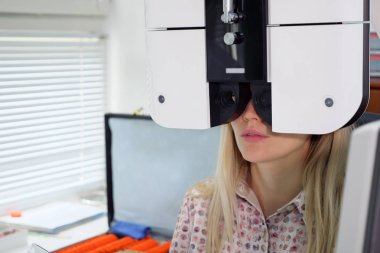 güzel bir kız gözleri bir test klinikte.