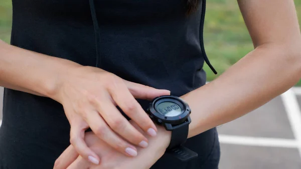 Kobieta Konfigurowanie Smartwatch Fitness Biegania Sportowy Dziewczyna Sprawdzenia Urządzenia Zegarek — Zdjęcie stockowe