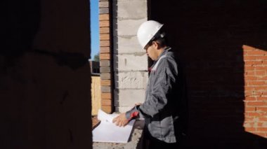 Kağıt taslak bina yapım aşamasında olan adam