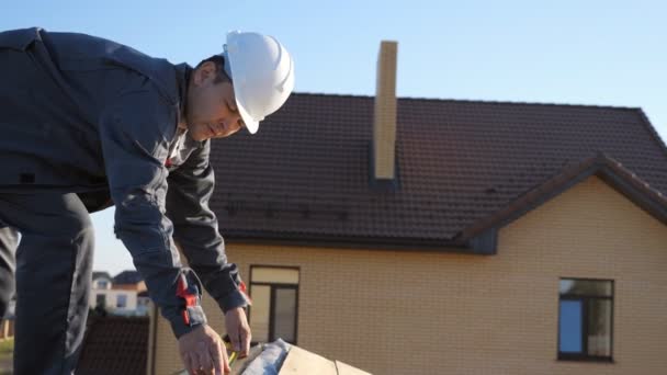 Homme mesurant le bois à l'extérieur — Video