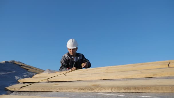 Человек измеряет древесину на открытом воздухе — стоковое видео