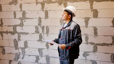 Adam ile yapım aşamasında binasında Oda keşfetmek kağıtları