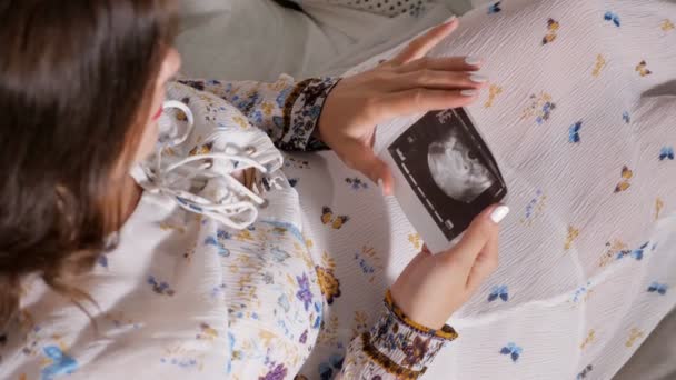 Женщина смотрит на сканирование с ребенком — стоковое видео