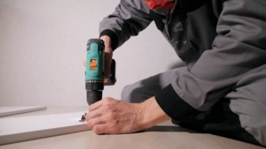 Yüzü olmayan adam gri üniformalı katta oturan ve ahşap kapılar hakkında ayrıntılı bilgi bu haldeyken ekleme