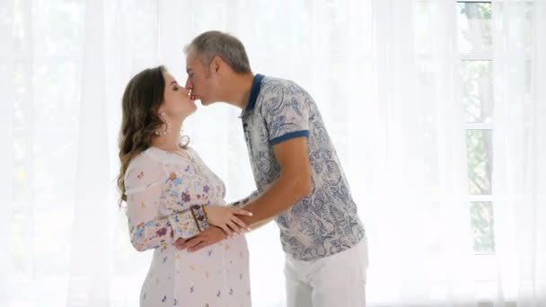 Mutlu çifti bebek bekliyor öpüşme — Stok video