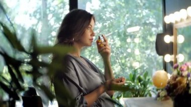 Zarif kadın kendini parfüm ile püskürtme